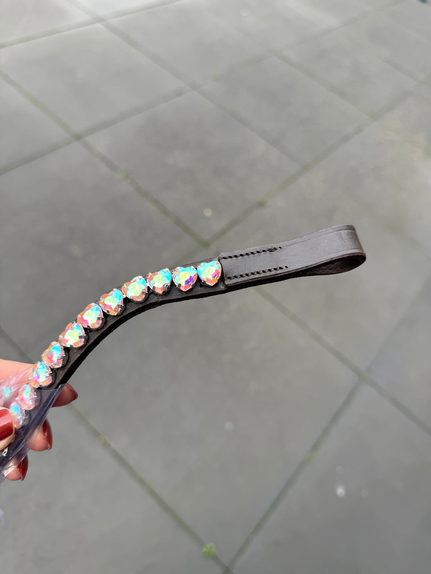 FMH - Sprankelende frontriem ‘Lovehearts’ Wave met 8mm steentjes in hartvorm (div. kleuren)