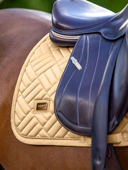 Equestrian Stockholm - SS26 Midsummer Glow - Jump Saddle Pad Modern springzadeldek