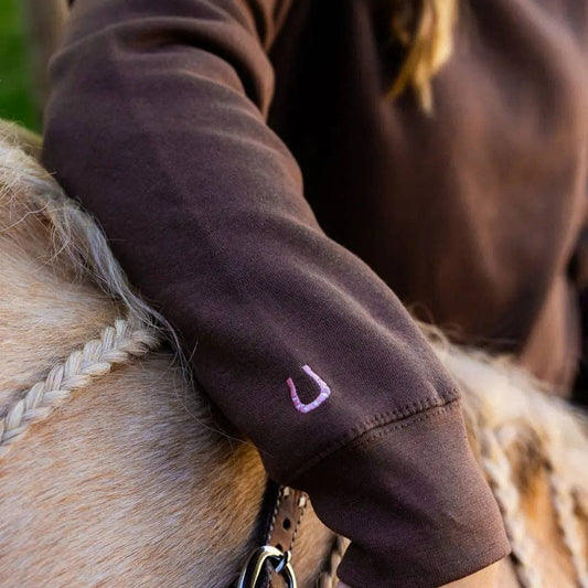 Bridle Up Hope - Kastanje Charme sweater met geborduurd paardje