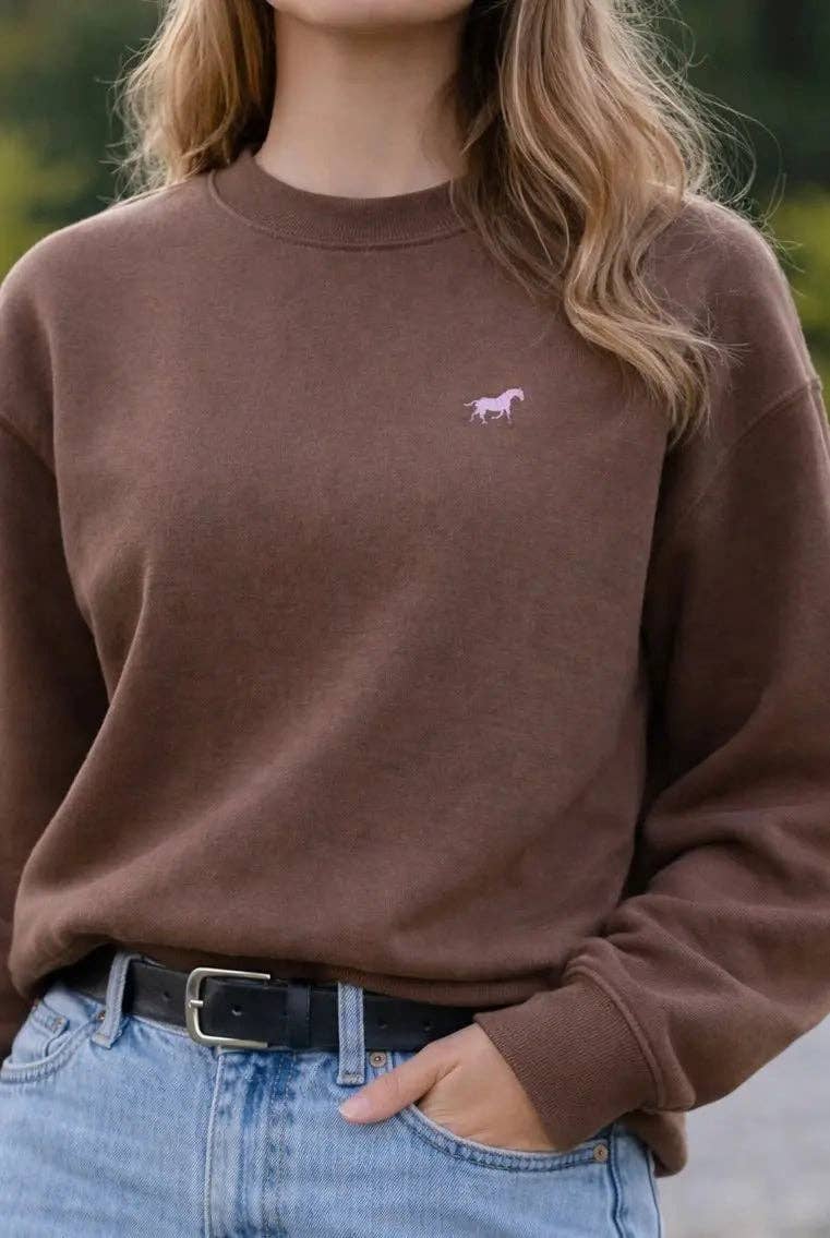 Bridle Up Hope - Kastanje Charme sweater met geborduurd paardje