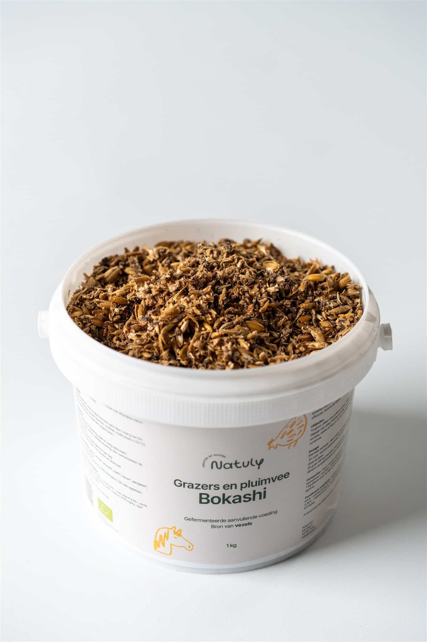 Gefermenteerde plantenmix van Natuly met biologisch gedroogd gras en kruiden voor paarden.