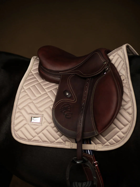 Equestrian Stockholm - SS26 Sand - Jump Saddle Pad Modern springzadeldek