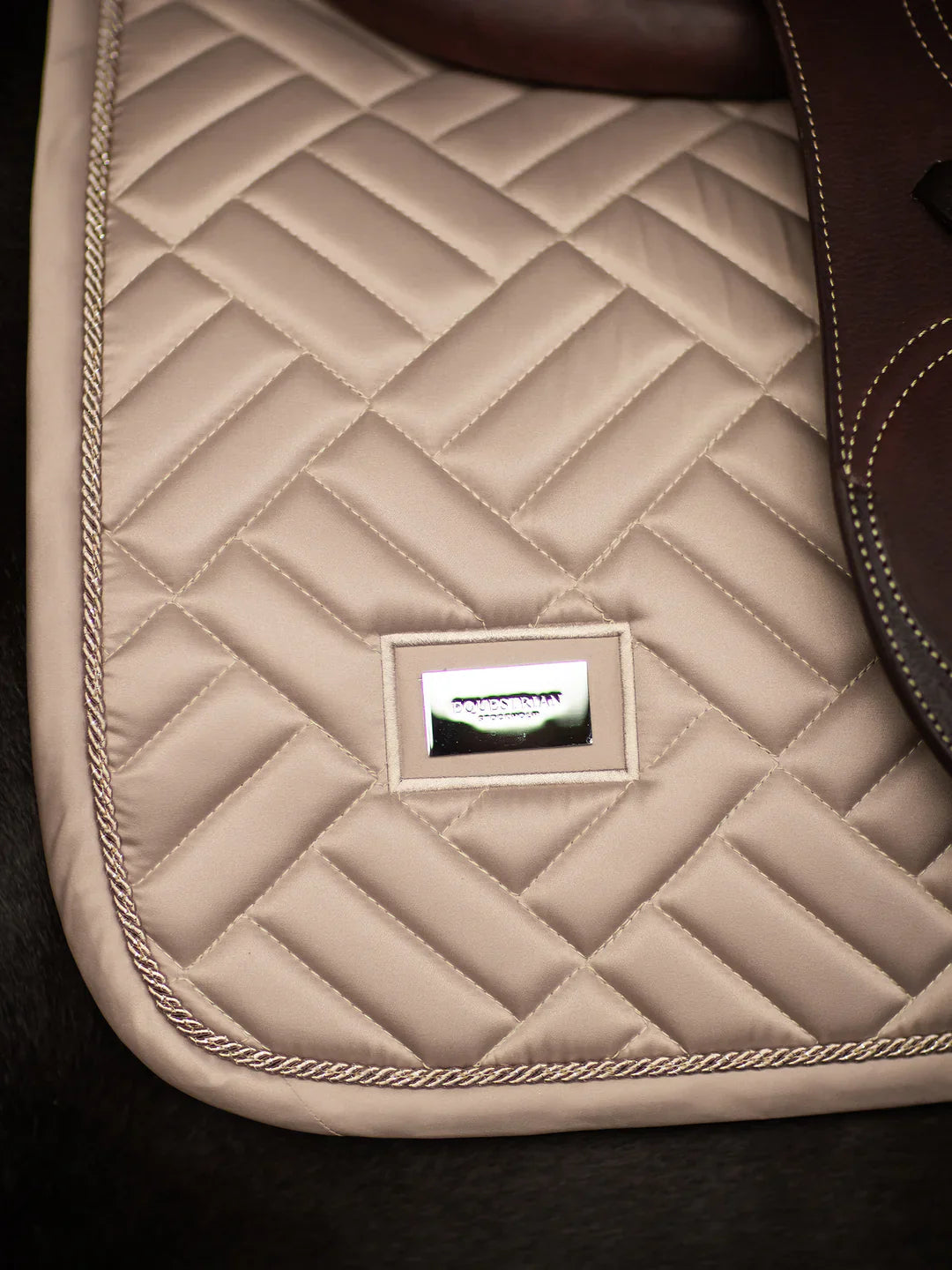 Equestrian Stockholm - SS26 Sand - Jump Saddle Pad Modern springzadeldek