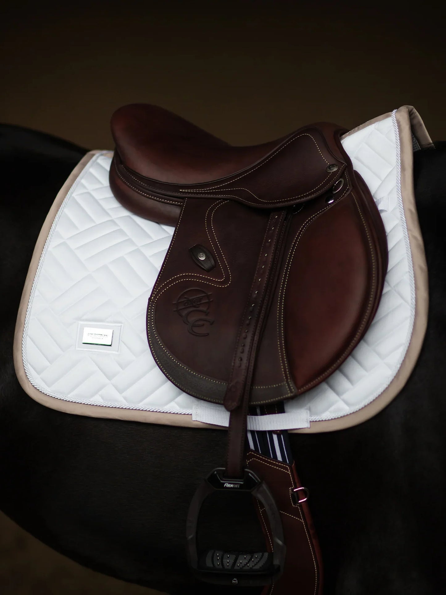 Equestrian Stockholm - SS26 Sand White - Jump Saddle Pad Modern springzadeldek