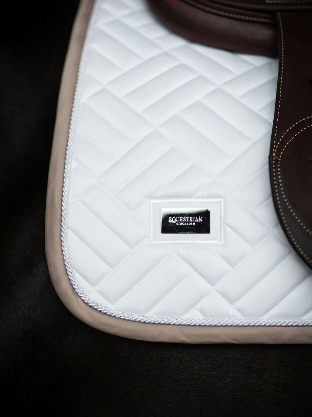 Equestrian Stockholm - SS26 Sand White - Jump Saddle Pad Modern springzadeldek