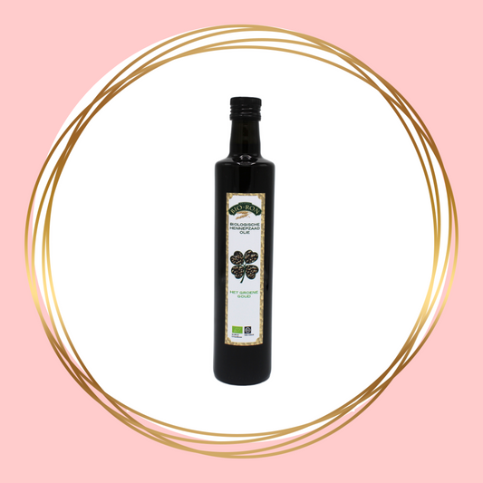 Hennepzaadolie van Bio-Ron/Natuly is een natuurlijke bron van omega-3 vetzuren voor paarden, bevordert een gezonde huid en vacht, en ondersteunt het immuunsysteem.