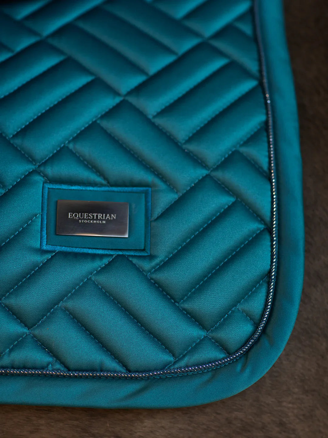 Equestrian Stockholm - FW25 Teal Blue - Jump Saddle Pad Modern springzadeldek
