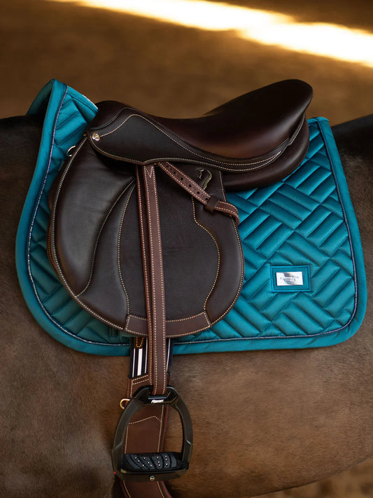 Equestrian Stockholm - FW25 Teal Blue - Jump Saddle Pad Modern springzadeldek