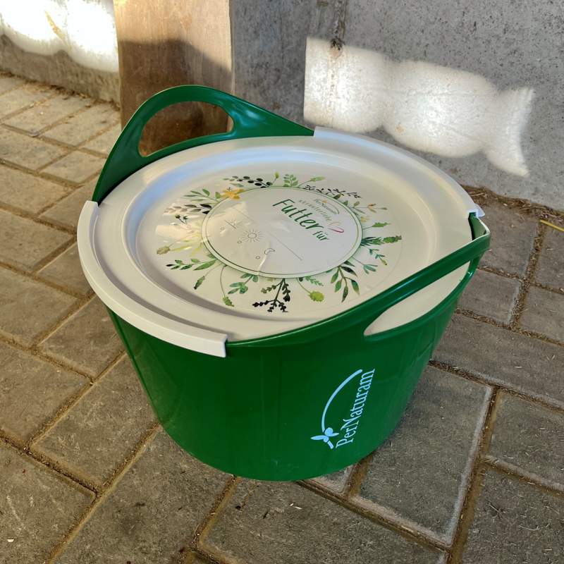 Pernaturam Voeremmer 17 liter – duurzame emmer voor het bewaren van paardenvoer, ideaal voor dagelijks gebruik en het bewaren van voer in grote hoeveelheden.