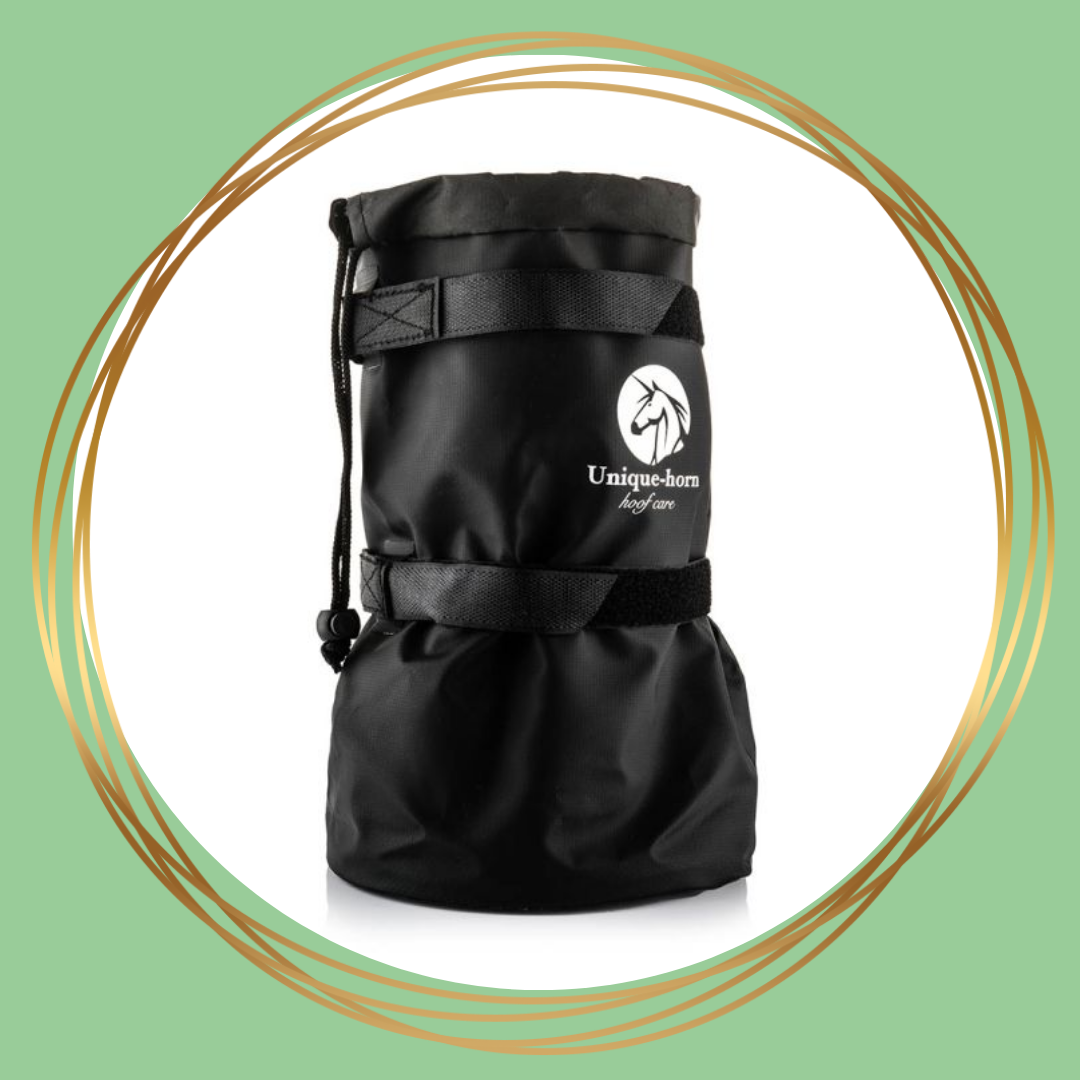 Professionele Unique-horn Hoof Soaking Bag bevestigd rond het been van een paard voor hoefbehandeling.